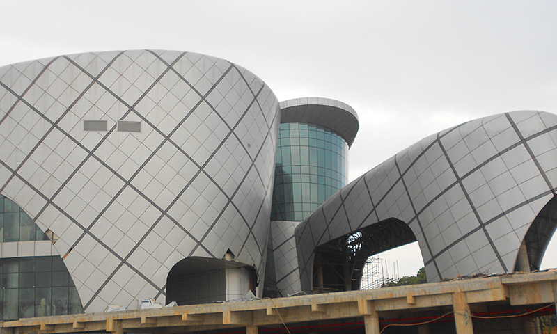 超聲波清洗機(jī)在化工設(shè)備清洗中的關(guān)鍵作用與應(yīng)用